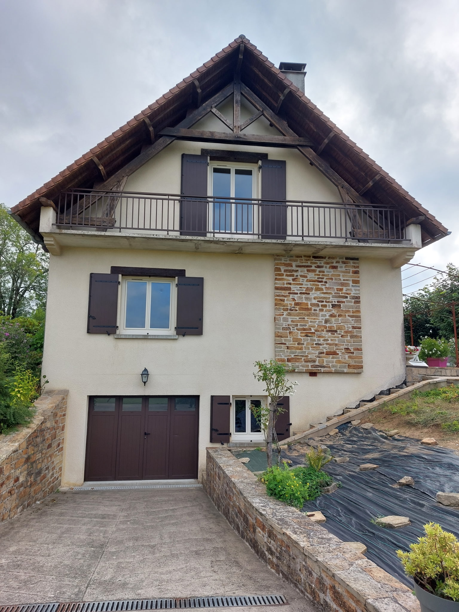 Façade avec fenêtres et volets bois sur mesure