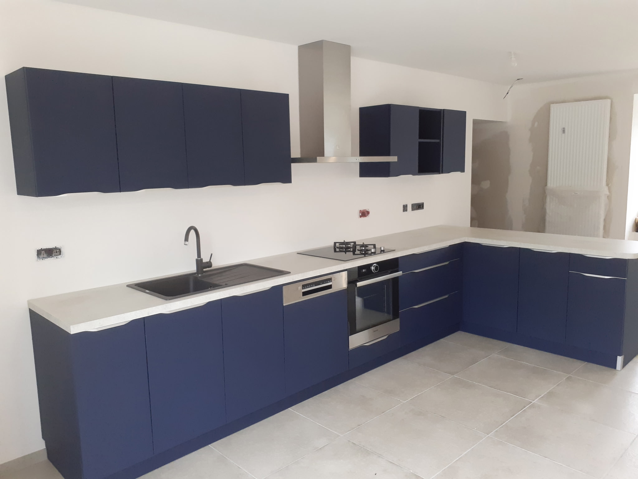 Cuisine bleu marine sur mesure avec îlot central