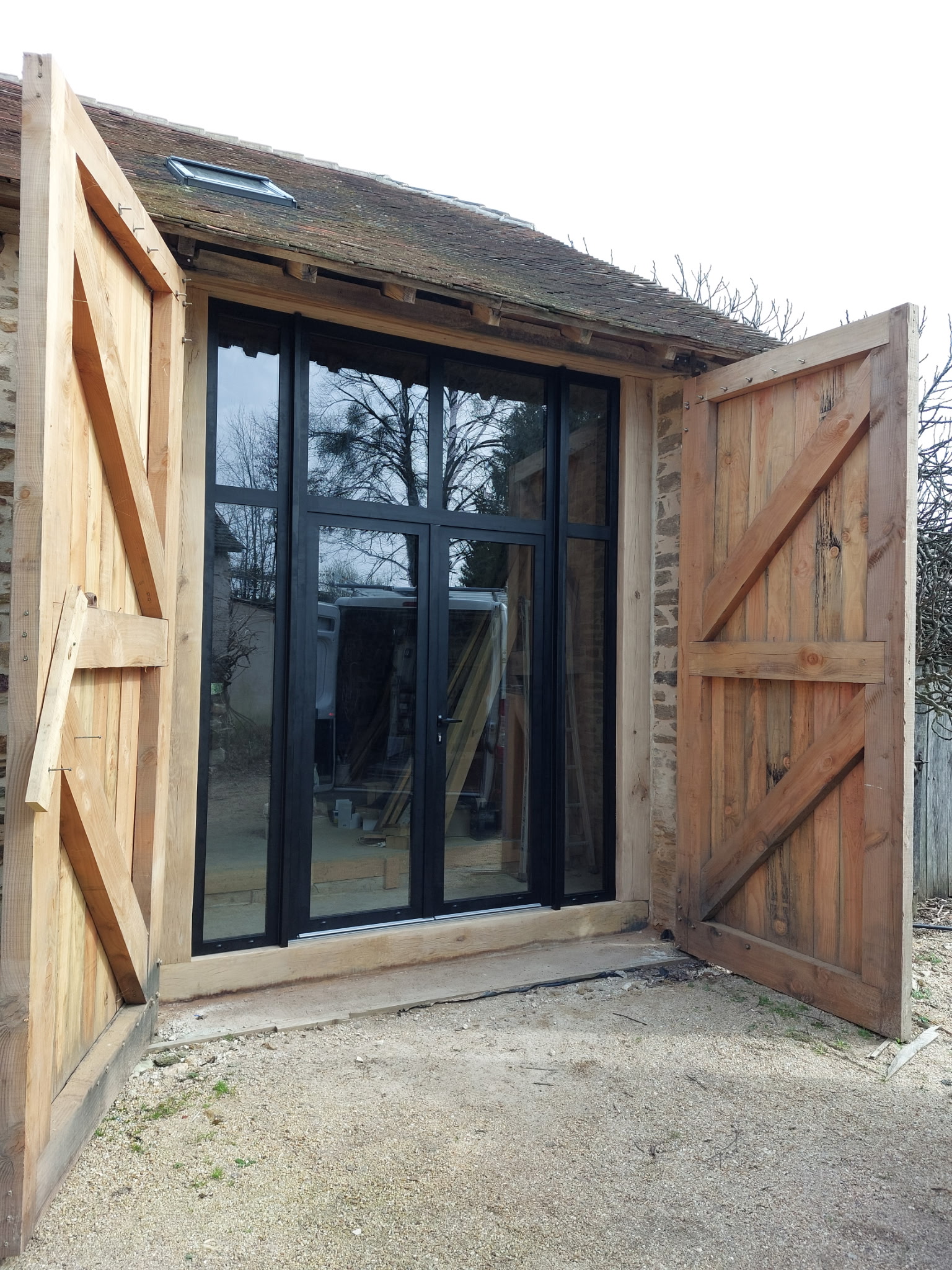 Fenêtre en bois installée sur une façade