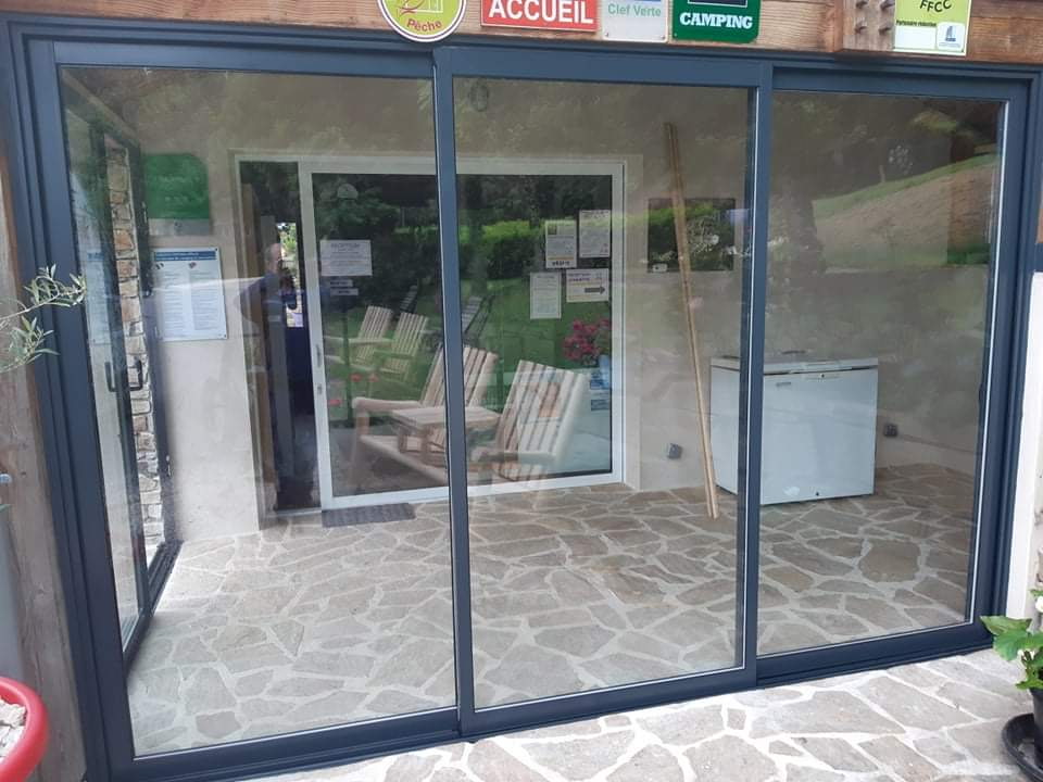 Chantier de rénovation intérieure avec habillage bois
